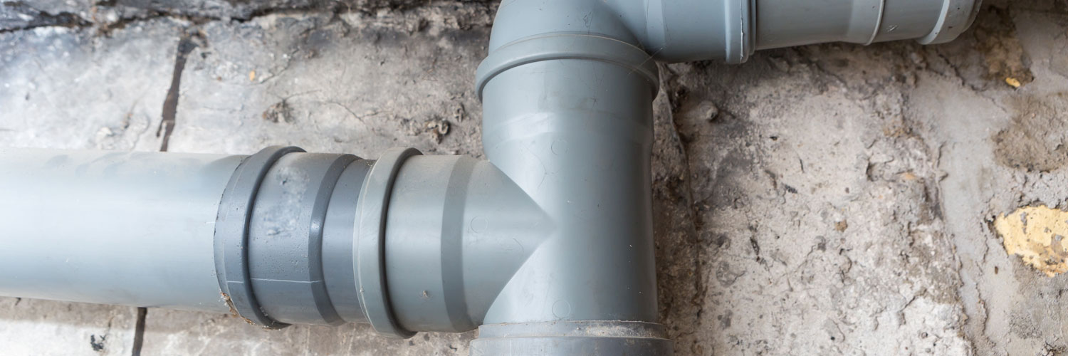 close up of a water pipe with a t-joint